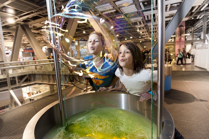 Foto di due bambini che giocano nel centro scientifico Copernico di Varsavia