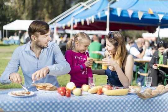 Foto di tre persone che fanno colazione all'area aperta a Varsavia