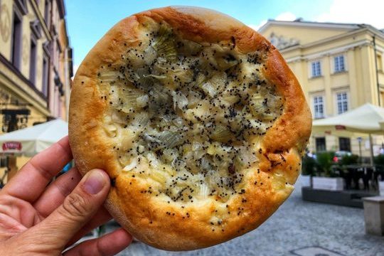 Ciambella di pane con cipolla e semi di papavero