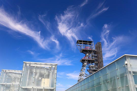 Foto del museo della Slesia. Il cielo azzurro fa da contrasto alla bianca struttura.