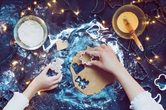 preparazione di biscotti di pan di zenzero