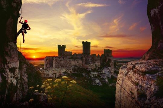 Foto dell'altopiano Jura Krakowsko- Częstochowska al tramonto. Un uomo si arrampica.